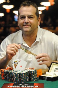 WSOP 2011 – Geffrey Klein sichert sich das Shorthanded Bracelet.